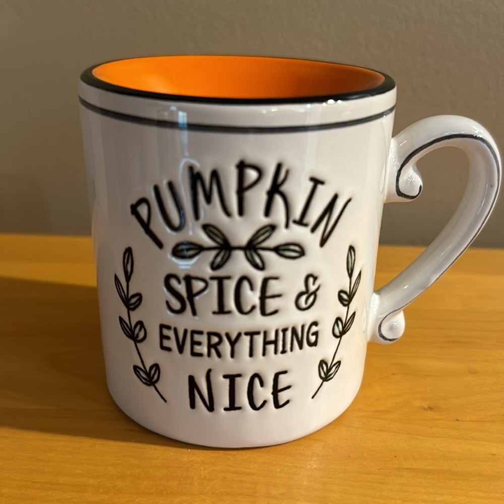 Scentsy “PUMPKIN SPICE & EVERYTHING NICE” Plug-in Warmer - NIB